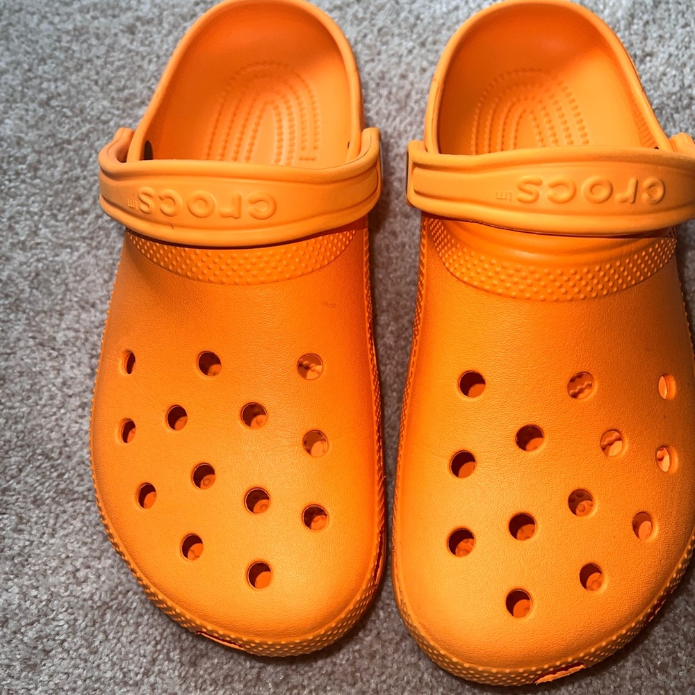 CROCS orange women’s 9 men’s 7